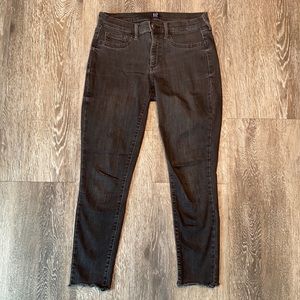 Gap 28R Favorite Jeggings. Color: absolute black